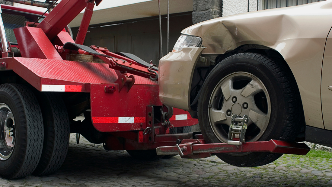 Flatbed vs Wheel-Lift: Which Tow Your Vehicle Actually Needs